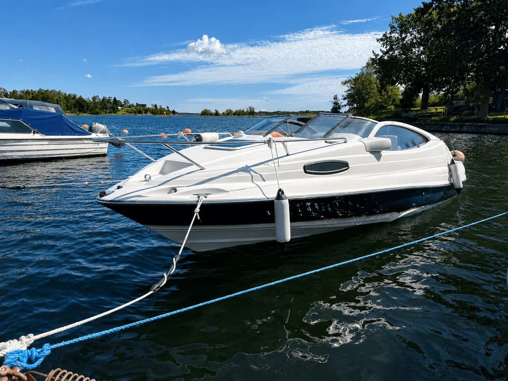 Regal 2150 – helrenoverad MerCruiser 4.3, trailer ingår